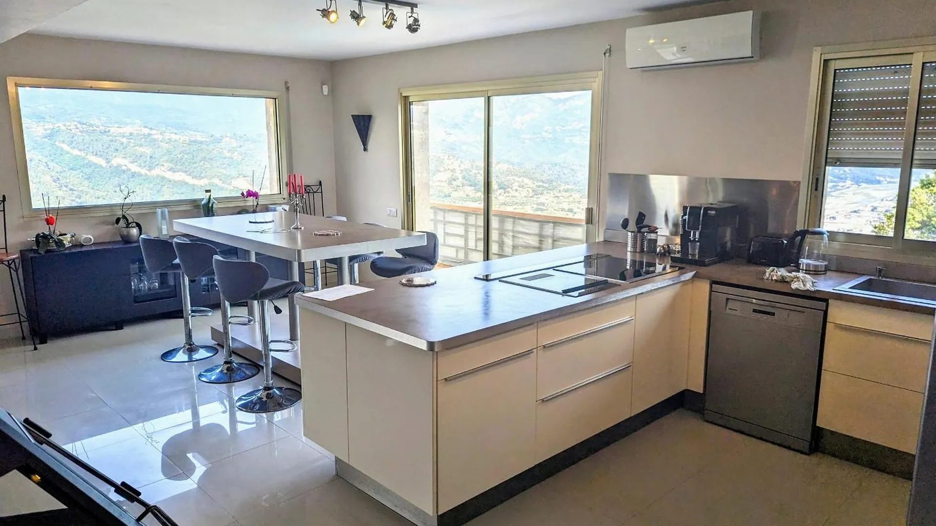 Haut De Villa Avec Piscine Le Broc  Apartment Le Broc (Alpes-Maritimes)